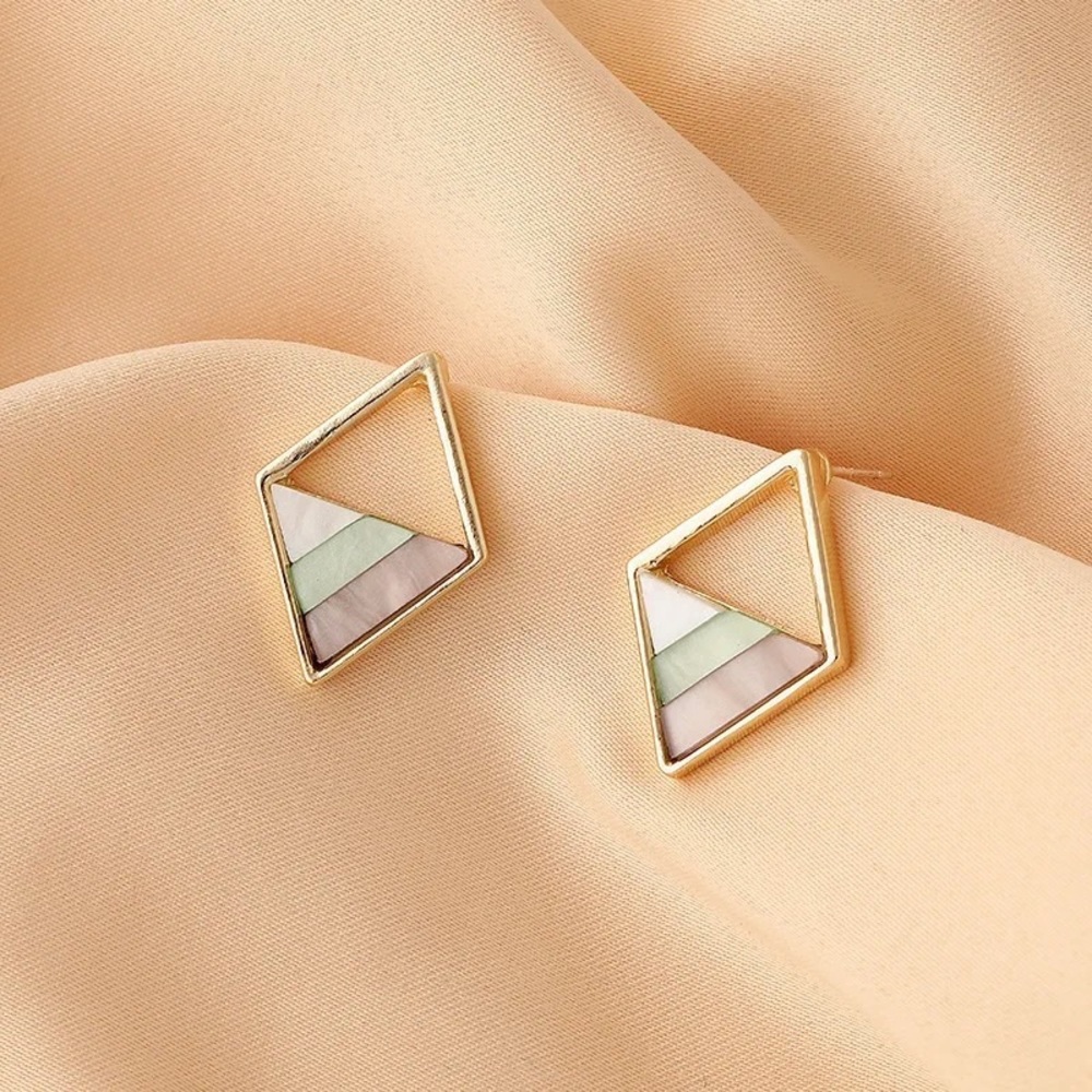 M Contrast Acrylic Tortoise Shell Bar Gold Earrings - Picture 3 of 9